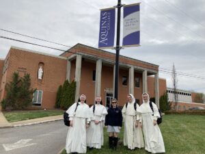 Students in front of Aquinas College